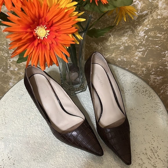 Shoes has some wear, but still in good condition. - Picture 3 of 4